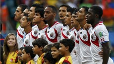 HYMNA. Kostarití fotbalisté ped tvrtfinále MS proti Nizozemsku.