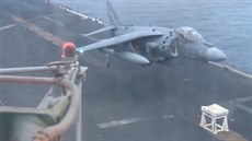 Přistávací manévr "na stoličku". Letoun AV-8B Harrier měl problémy s předním... Přistávací manévr "na stoličku". Letoun AV-8B Harrier měl problémy s předním...