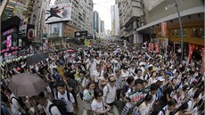 Desetitisíce obyvatel Hongkongu protestují v ulicích za demokracii a přímou... Desetitisíce obyvatel Hongkongu protestují v ulicích za demokracii a přímou...