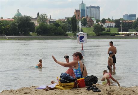 Poláci se koupají v ece Visla ve Varav (15. ervence 2014)