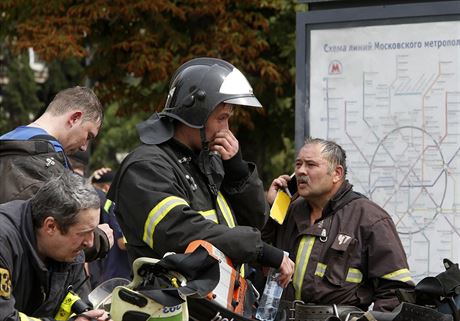 lenové záchranných sloek u plánu moskveského metra, kde se stala nehoda (15....