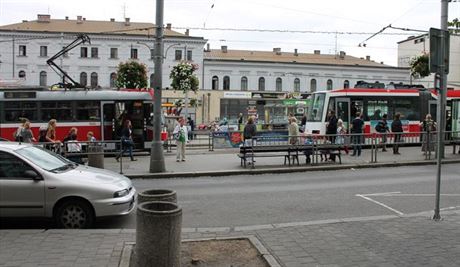 MÍSTO NEHODY. enu na runém míst v centru Brna srazil couvající idi....