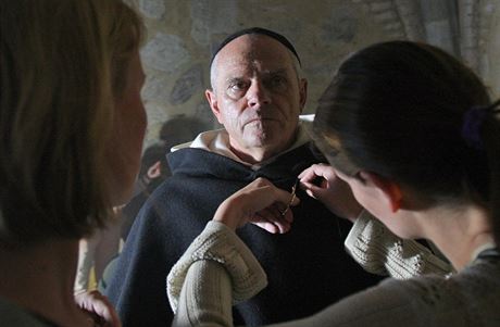 Milan Kako ve filmu hraje postavu Otce, kter je Husovi nablzku v jeho...