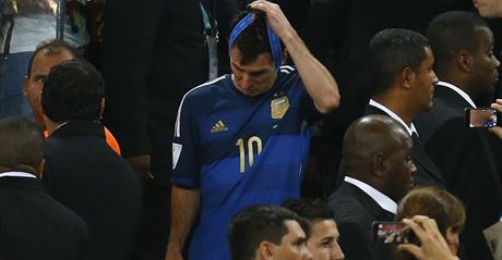 Argentinský útoník Lionel Messi si po finále MS sundává z krku stíbnou...