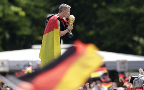 Takhle si Bastian Schweinsteiger uíval oslavy titulu s fanouky.