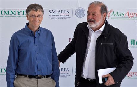 Dva nejbohatí mui svta Bill Gates a Carlos Slim Helú (vpravo) v únoru 2013 v...