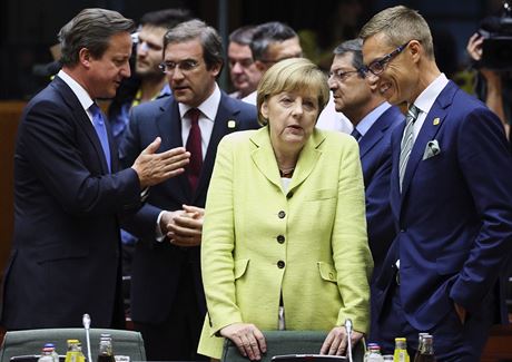 Nmecká kancléka Angela Merkelová obklopena premiéry. Zleva britský premiér...