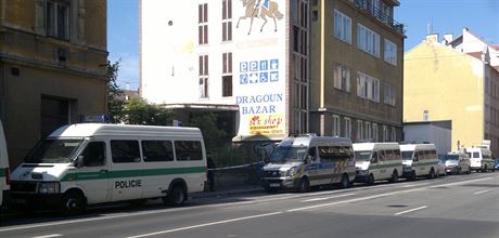 Do policejního zásahu v Evropské ulici se 2. ervence zapojily desítky...