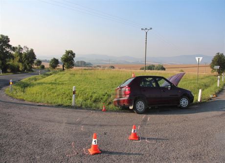 Mladík nezvládl ízení, po autonehod jej nali spícího v lesíku.