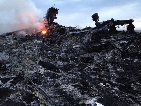 Trosky letounu malajsijských aerolinek s 298 lidmi na palub, který se zítil...