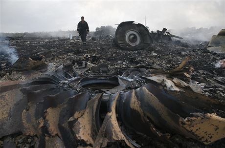 Trosky letounu malajsijských aerolinek s 298 lidmi na palub, který se zítil...