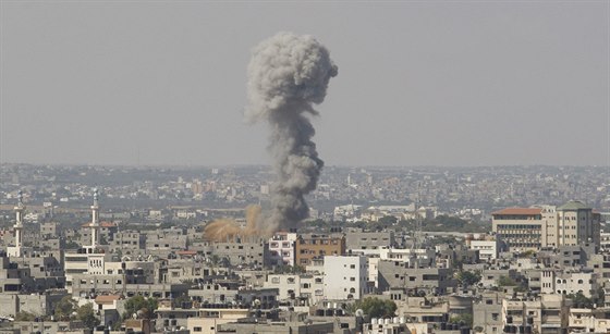 Sloup dýmu nad Gaza City po vzduném útoku izraelské armády (16. ervence 2014)