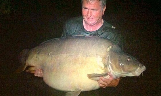 Kapr s hmotností 44,45 kg byl uloven na revíru Aqua u Balatonu Derekem Fellem.