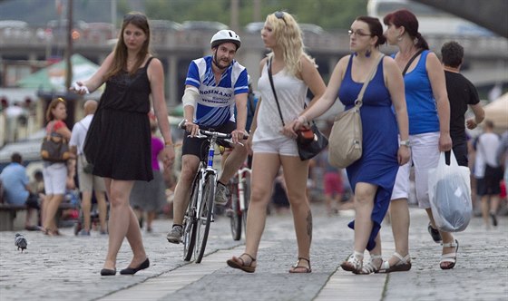 Cyklisté a chodci se navzájem vyhýbají také na náplavce na Raínov nábeí