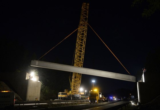 Nosníky u díve stavbai pokládali napíklad na 43. kilometru D1.