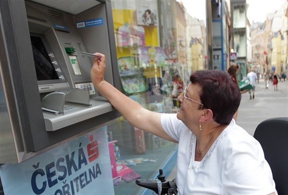 Dosáhnout je tké. Vybrat si peníze z bankomatu bývá pro handicapované mnohdy...