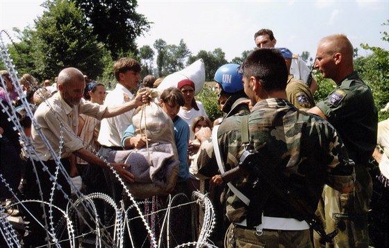Uprchlický tábor nedaleko bosenské Srebrenici hlídali vojáci ze védska a...