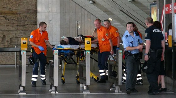 Záchranái odváejí zranného po útoku v metru Kaerov