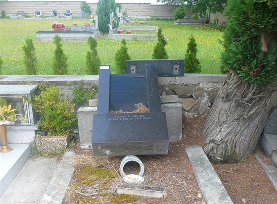 Po ádní vandal na hbitov v Táboe - ekanicích zstalo nkolik hrob...