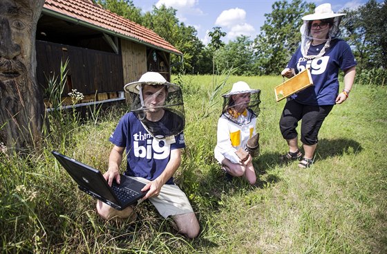 Aják a vela Jií Knapil (vlevo) z Luic u Hodonína vymyslel projekt Lítá to vzduchem, který do velaství zavádí moderní informaní technologie a zárove k nmu pitahuje mladé lidi.
