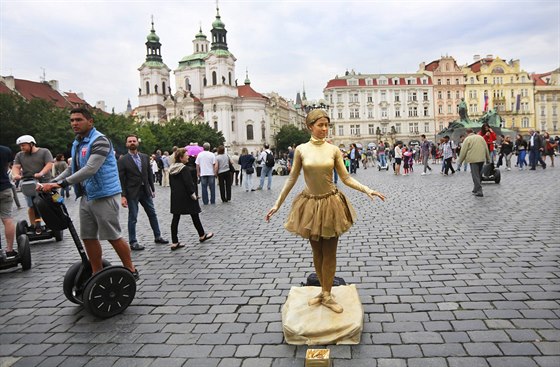 ZLATÁ PRAHA. ivé sochy navrhovanému zákazu odolají. Pokud si ovem Praha...