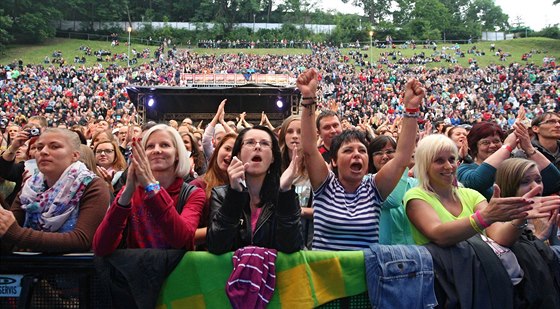 Tisíce lidí si hlasitjí koncerty, jako teba festival v jihlavském amfiteátru, uívají a podepisují petici za jejich zachování. Nic to ale nemní na postoji lidí, kteí u podobných letních parket bydlí a na nadmrný hluk si stují.