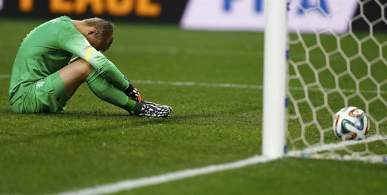 JE KONEC. Nizozemský branká Jasper Cillessen  se chytá za hlavu. Ani tuhle...