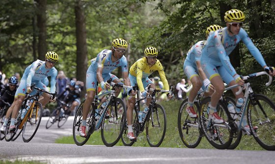 Vincenzo Nibali ve lutém dresu lídra obklopený svými paráky z týmu Astana v deváté etap Tour de France. 