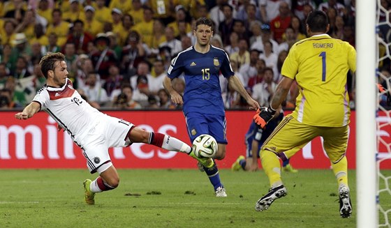 ROZHODUJÍCÍ GÓL. Nmecký náhradník Mario Götze pekonává argentinského brankáe...