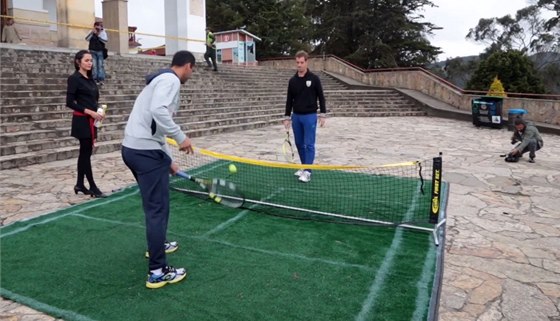 TENIS NA MONTSERRATU. Gasquet a Falla si vyzkoueli minitenis s unikátním výhledem.