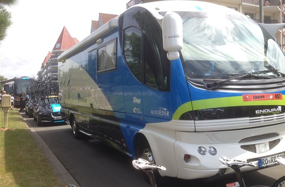 TÝMOVÝ AUTOBUS. Doasný domov stáje NetApp-Endura na Tour de France. 