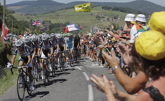 STOUPÁNÍ. Diváci enou cyklisty ve  dvanácté etap Tour de France.  