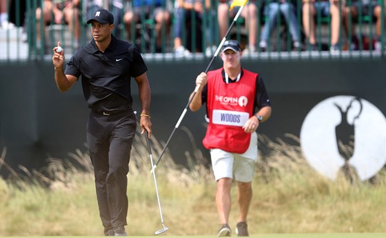 Tiger Woods a jeho caddie Ted Scott ve druhém kole The Open. 
