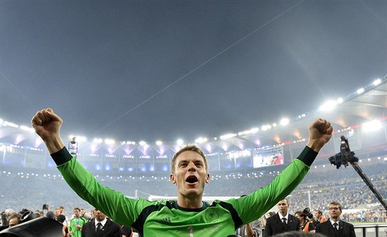 Nmecký branká Manuel Neuer se raduje z titulu mistr svta.