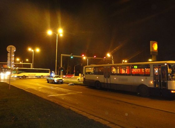 Tragická nehoda, pi které autobus srazil v Hradci Králové na pechodu chodce....