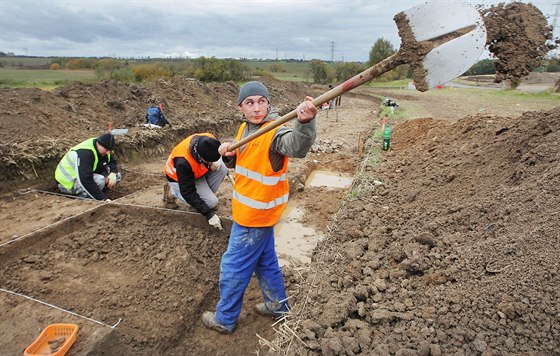 Archeologický przkum poblí Kyic, kde se bude stavt elezniní koridor.