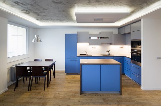 Betonová strka na strop vypadá v kombinaci s modro-edou kuchyní velmi dobe....
