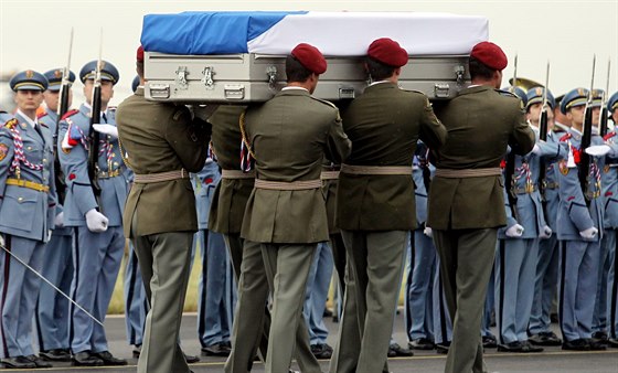 lenové Hradní stráe penáejí rakev s ostatky jednoho z voják padlých v Afghánistánu. Ilustraní snímek
