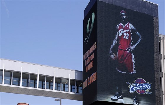 VÍTEJ DOMA! Cleveland Cavaliers vítjí LeBrona Jamese obím billboardem.