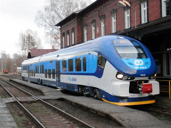 Vlaky RegioShark od polského výrobce Pesa jezdí od pátku na trati mezi Libercem a Jablonným v Podjetdí.