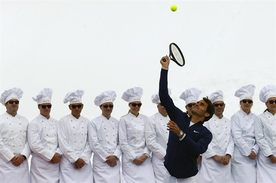 LÉTO NA LEDOVCI. Dovolenou ve výcarsku si Roger Federer zpestil exhibicí na ledovci s Lindsey Vonnovou.