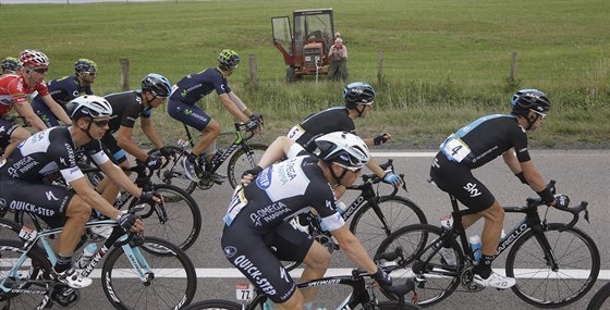 POD DOHLEDEM FARMÁE. Mu sleduje u svého traktoru peloton bhem 8. etapy Tour...