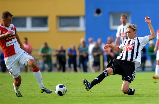 Albánský útoník Bekim Balaj (vlevo) pispl dvma góly k výhe Slavia v...