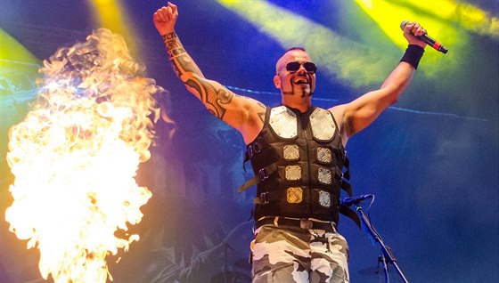 Joakim Brodén s kapelou Sabaton na festivalu Masters of Rock ve Vizovicích v roce 2014.