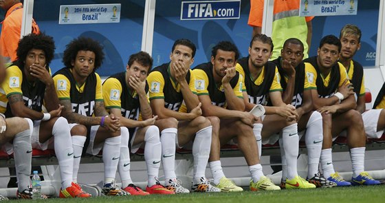 U JE ZASE ZLE. Brazilská lavika po druhém gólu Nizozemska.