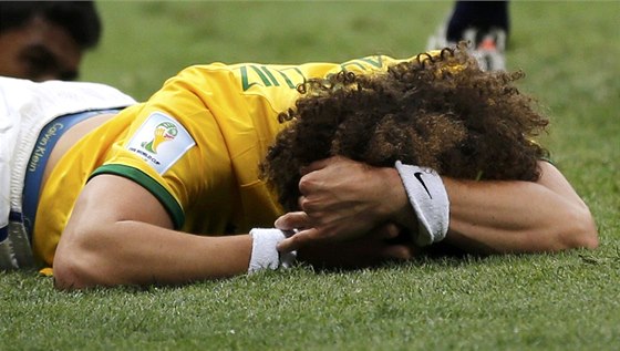 TO SNAD NE. Druhý inkasovaný gól Brazilc zavinil stoper David Luiz.