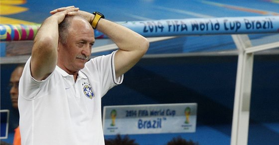 DALÍ NEÚSPCH. Brazilský kou Luiz Felipe Scolari sleduje poráku svého týmu v