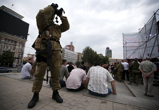 Proruský separatista hlídkuje na demonstraci na Leninov námstí v centru...