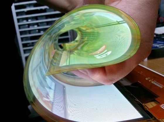 Funkní 18palcový OLED displej lze nyní srolovat do 3cm ruliky.