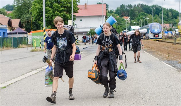 PÍJEZD. Vtina metalových fanouk pijela do Vizovic vlakem.